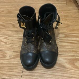 1️⃣5️⃣0️⃣0️⃣ Gently used authentic Louis Vuitton combat boots